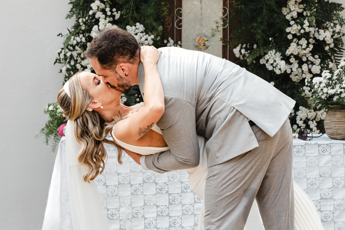 Fotografia espontânea de noivos apaixonados em um mini wedding na Pousada Rohsler, um destino perfeito para casamentos na serra