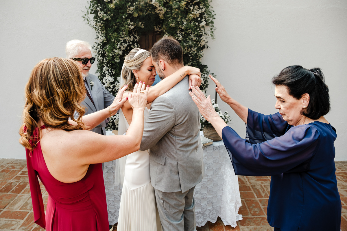 Fotografia espontânea de noivos apaixonados em um mini wedding na Pousada Rohsler, um destino perfeito para casamentos na serra
