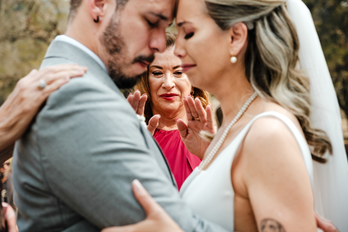 Fotografia espontânea de noivos apaixonados em um mini wedding na Pousada Rohsler, um destino perfeito para casamentos na serra