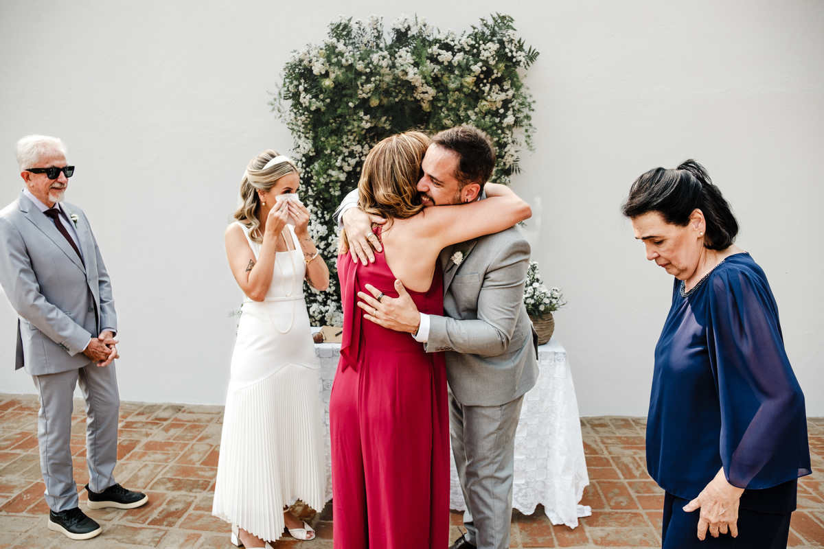Fotografia espontânea de noivos apaixonados em um mini wedding na Pousada Rohsler, um destino perfeito para casamentos na serra