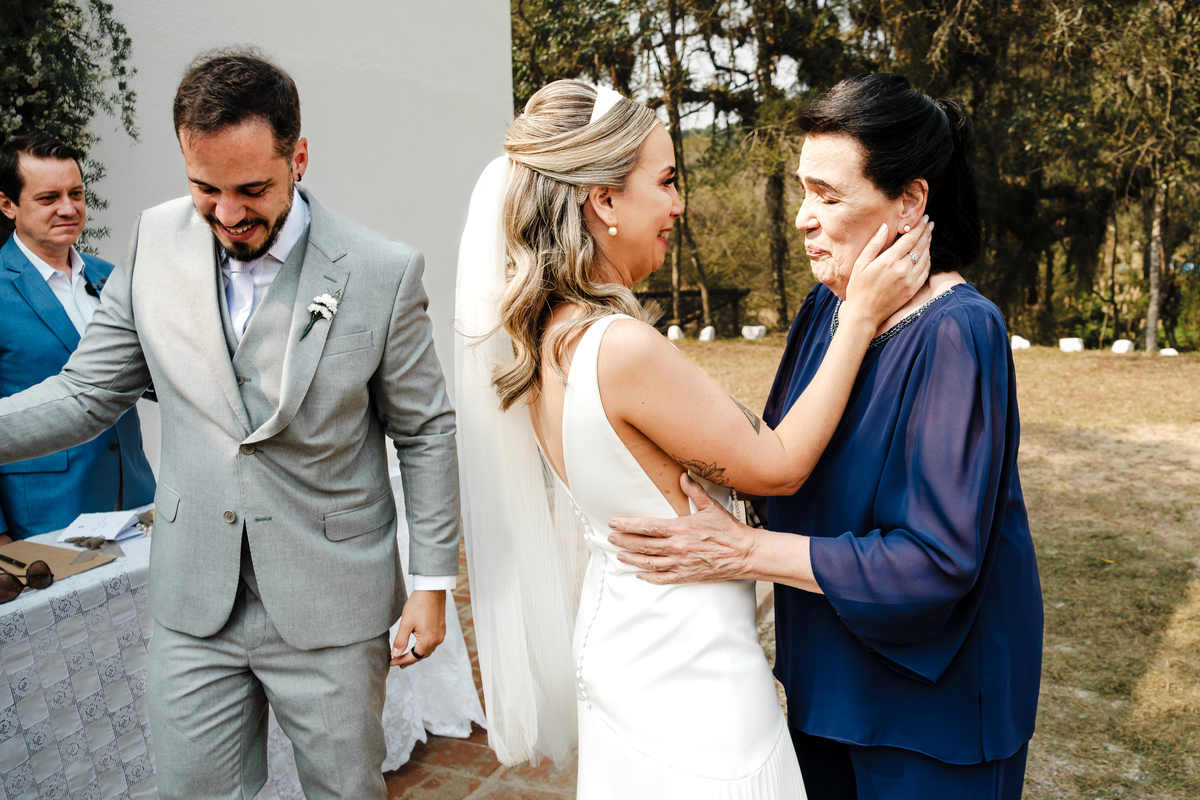 Fotografia espontânea de noivos apaixonados em um mini wedding na Pousada Rohsler, um destino perfeito para casamentos na serra