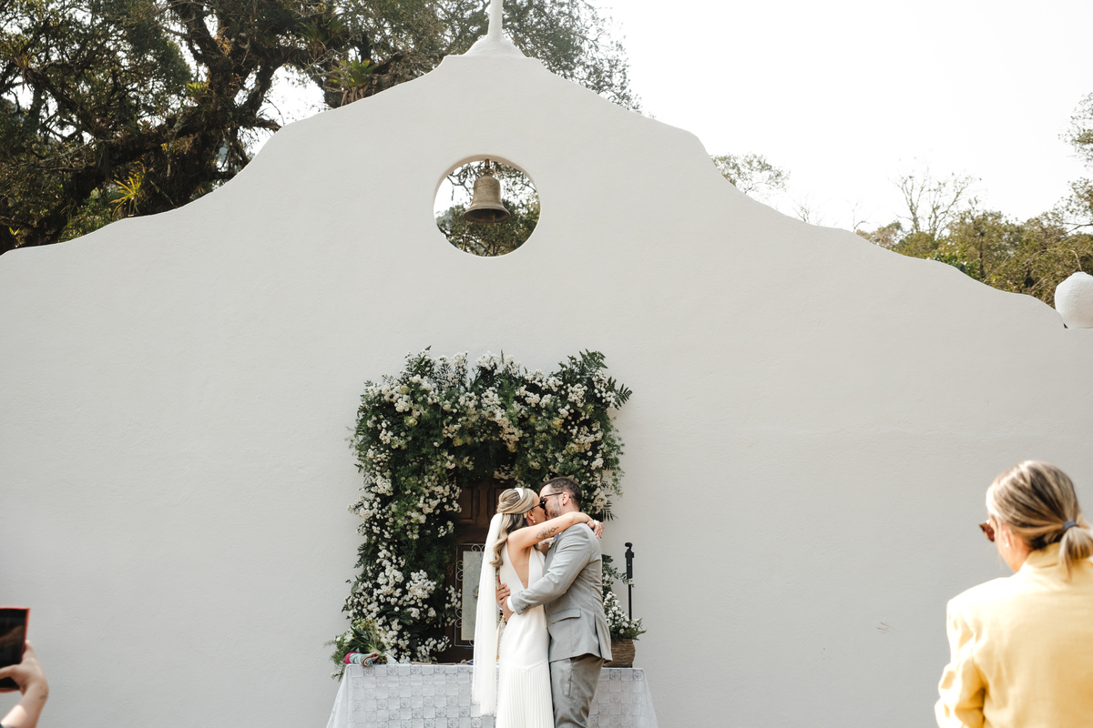 Fotografia espontânea de noivos apaixonados em um mini wedding na Pousada Rohsler, um destino perfeito para casamentos na serra