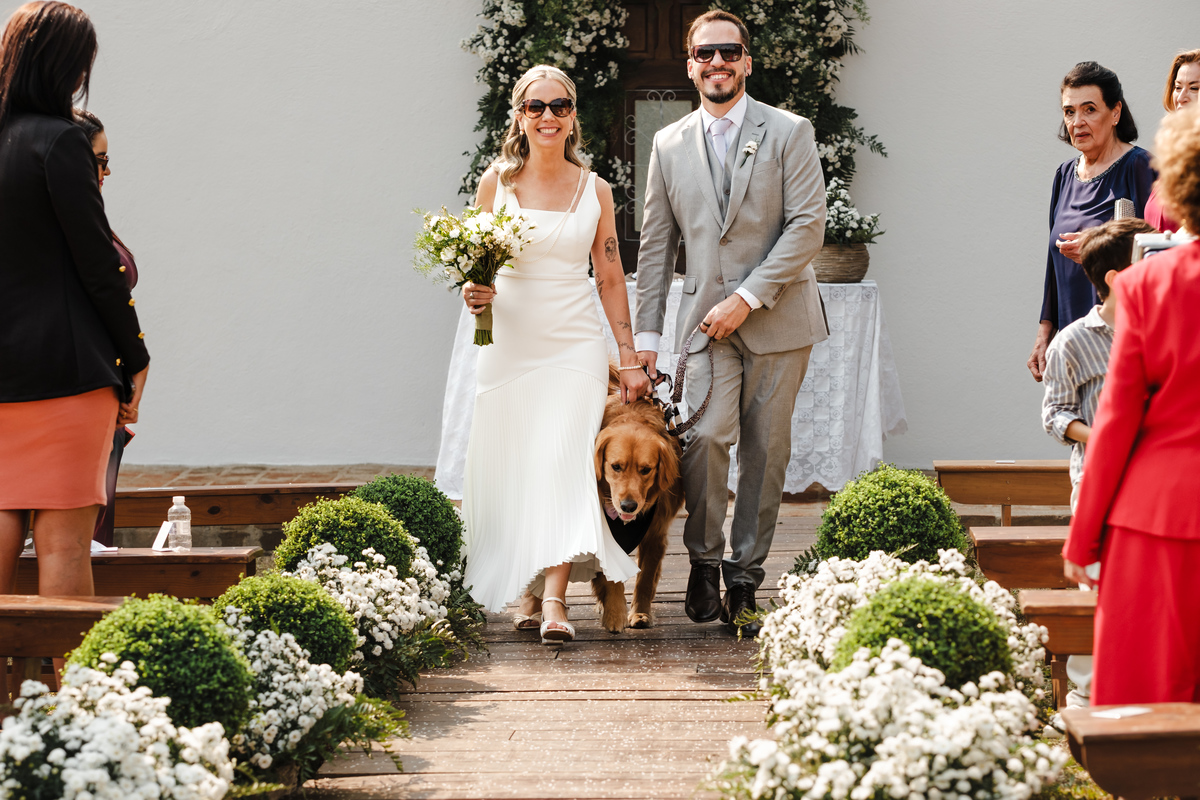 Fotografia espontânea de noivos apaixonados em um mini wedding na Pousada Rohsler, um destino perfeito para casamentos na serra