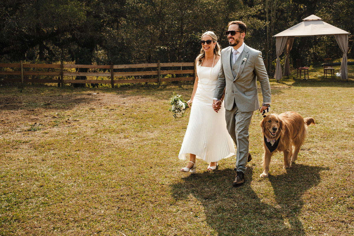 Casamento pet friendly na Pousada Rohsler. Noivos celebram seu grande dia ao lado do filho de quatro patas em Monte Verde-MG