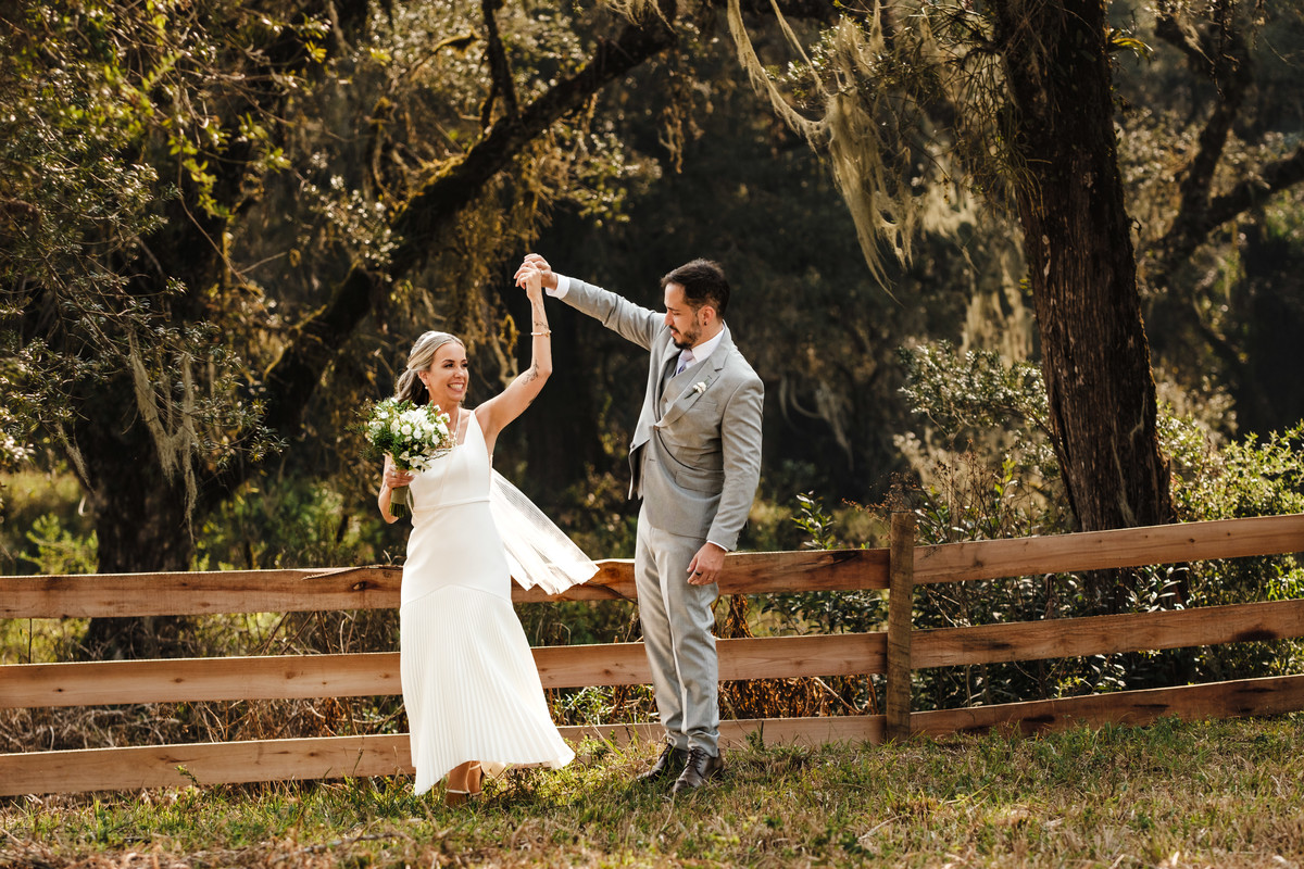Fotografia espontânea de noivos apaixonados em um mini wedding na Pousada Rohsler, um destino perfeito para casamentos na serra