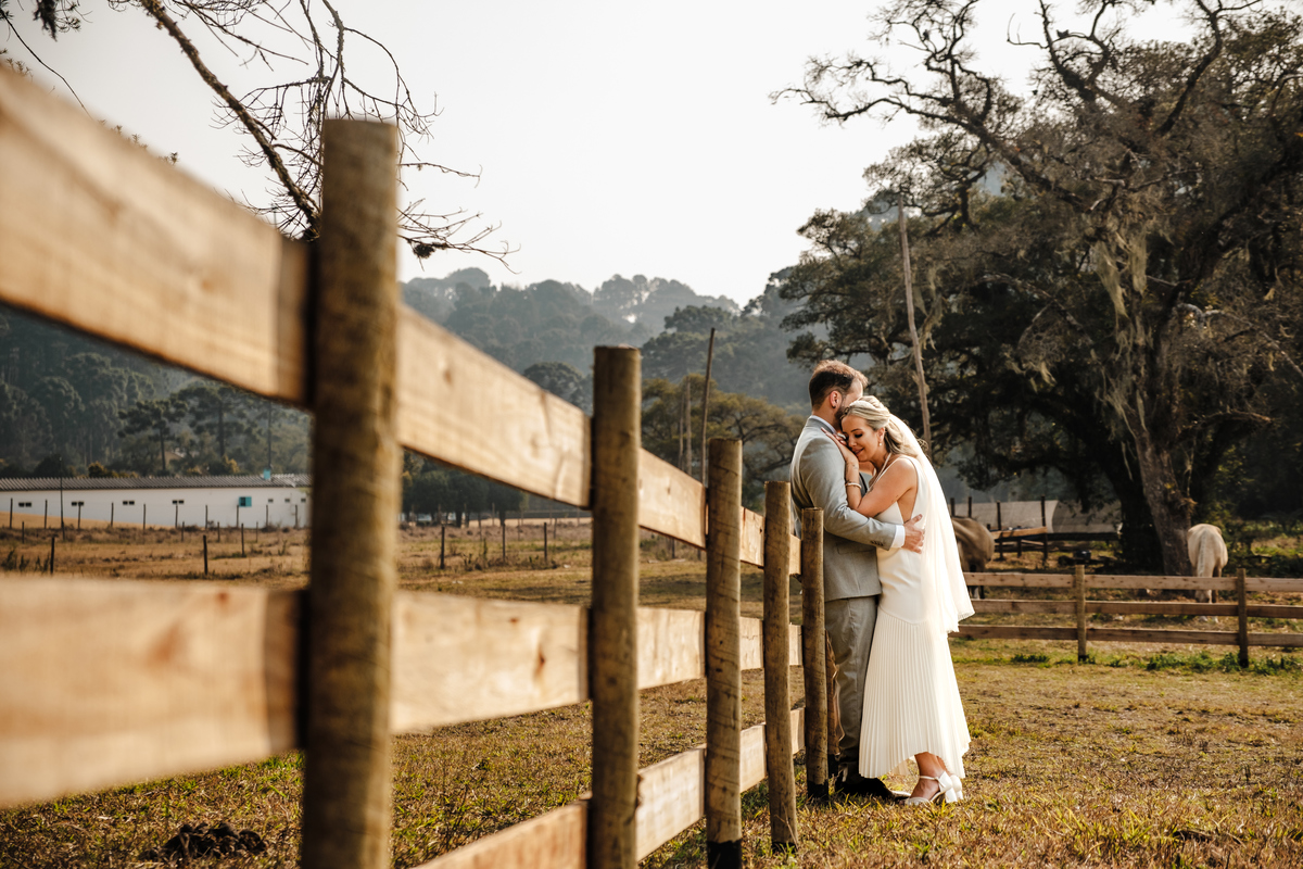 Fotografia espontânea de noivos apaixonados em um mini wedding na Pousada Rohsler, um destino perfeito para casamentos na serra