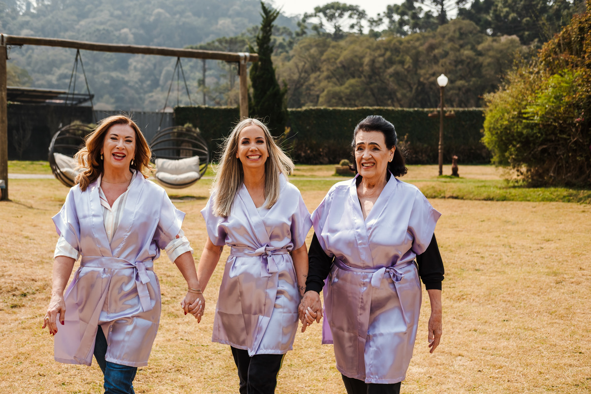 Helena e Leandro trocam votos emocionantes em um mini wedding na Pousada Rohsler, cercados pela natureza de Monte Verde-MG