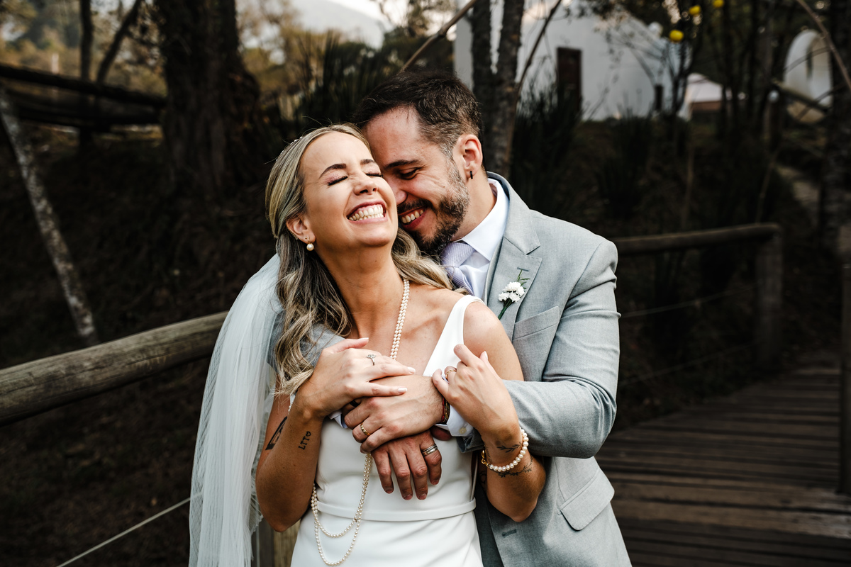 Fotografia espontânea de noivos apaixonados em um mini wedding na Pousada Rohsler, um destino perfeito para casamentos na serra