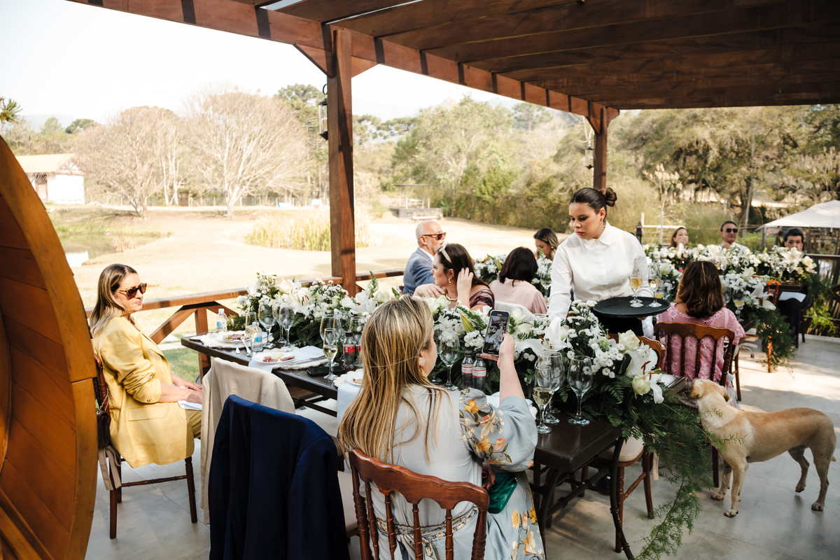 Recepção aconchegante após a cerimônia de casamento na Pousada Rohsler, com almoço especial para amigos e familiares.
