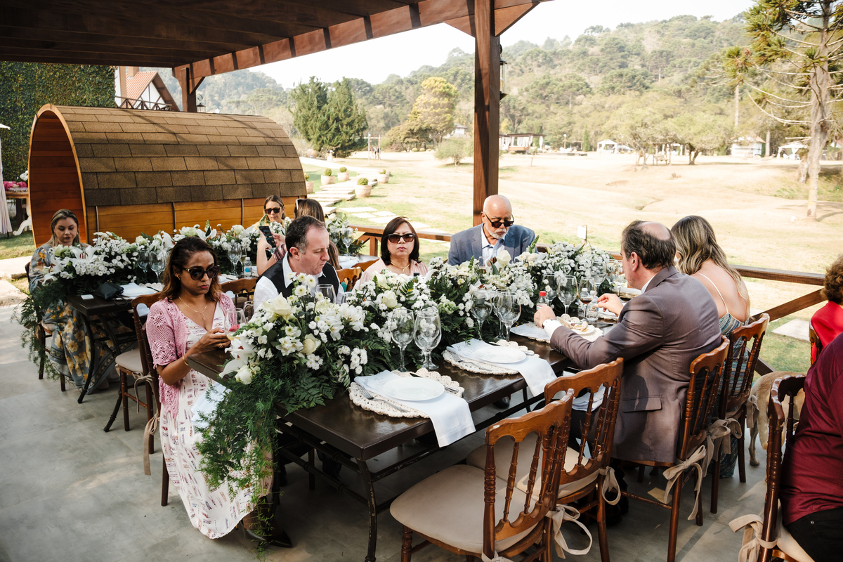 Recepção aconchegante após a cerimônia de casamento na Pousada Rohsler, com almoço especial para amigos e familiares.