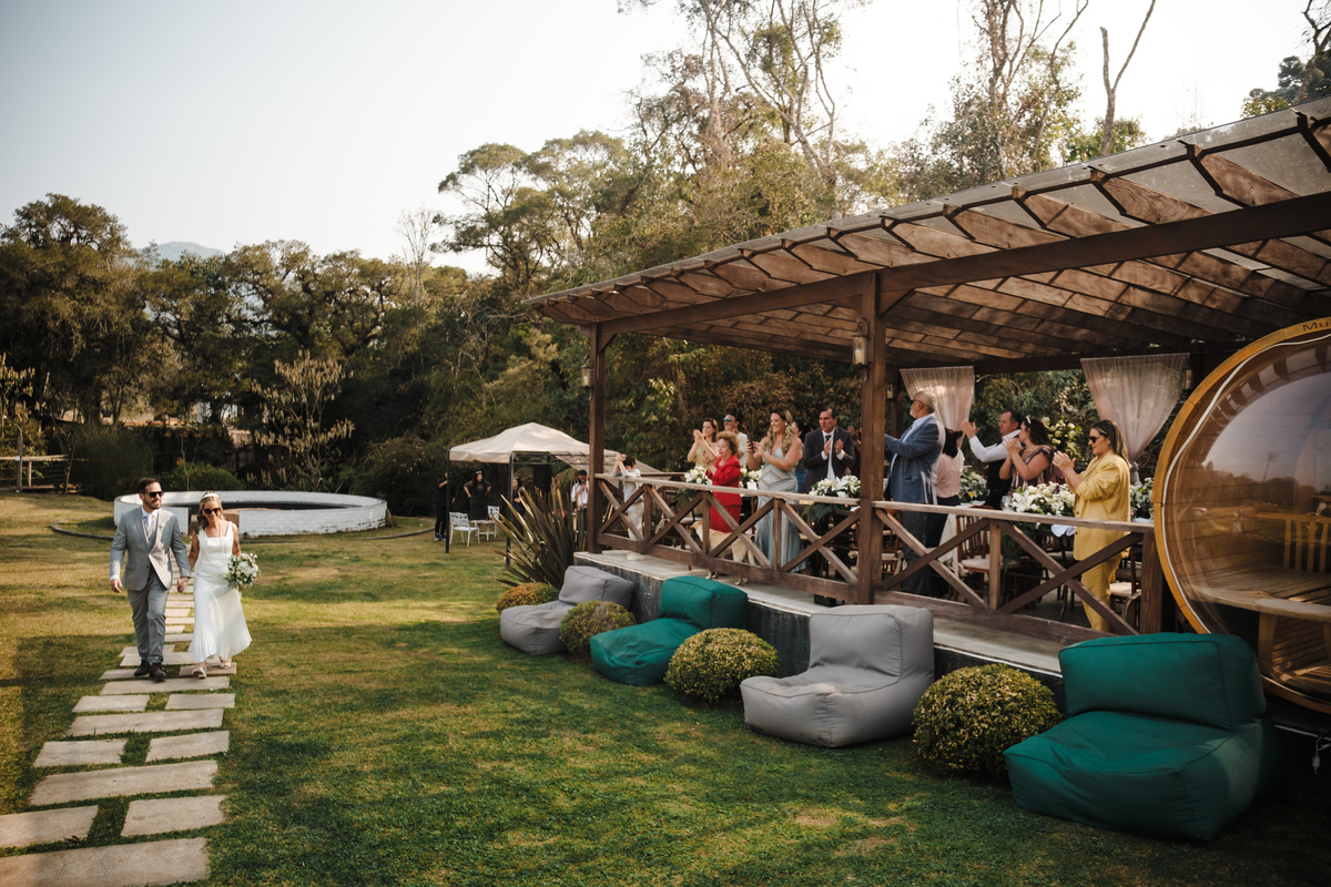 Recepção aconchegante após a cerimônia de casamento na Pousada Rohsler, com almoço especial para amigos e familiares.