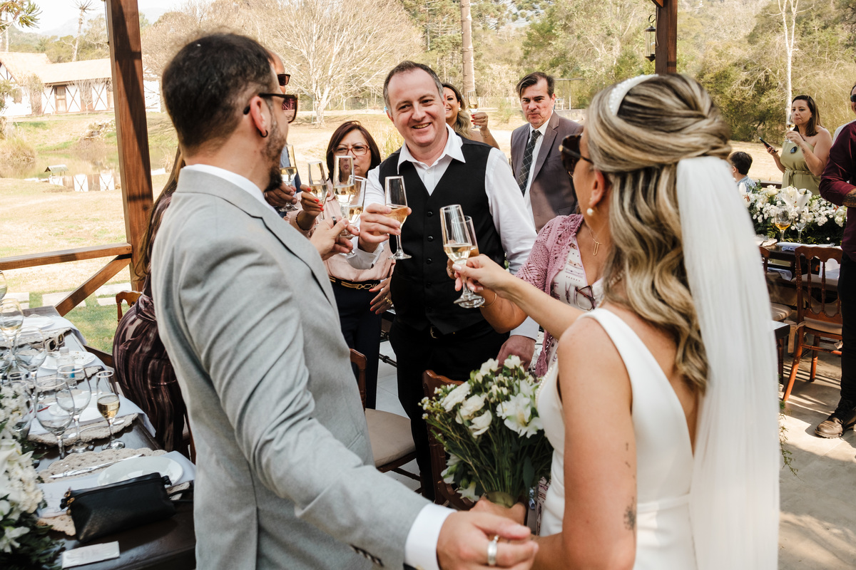 Recepção aconchegante após a cerimônia de casamento na Pousada Rohsler, com almoço especial para amigos e familiares.