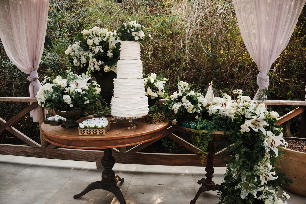 Decoração rústico-chique para mini wedding na Pousada Rohsler, um cenário encantador para casamentos em Monte Verde-MG