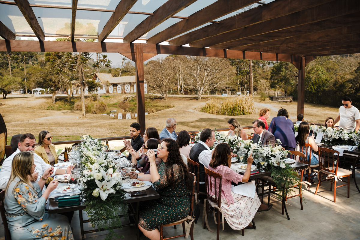 Recepção aconchegante após a cerimônia de casamento na Pousada Rohsler, com almoço especial para amigos e familiares.