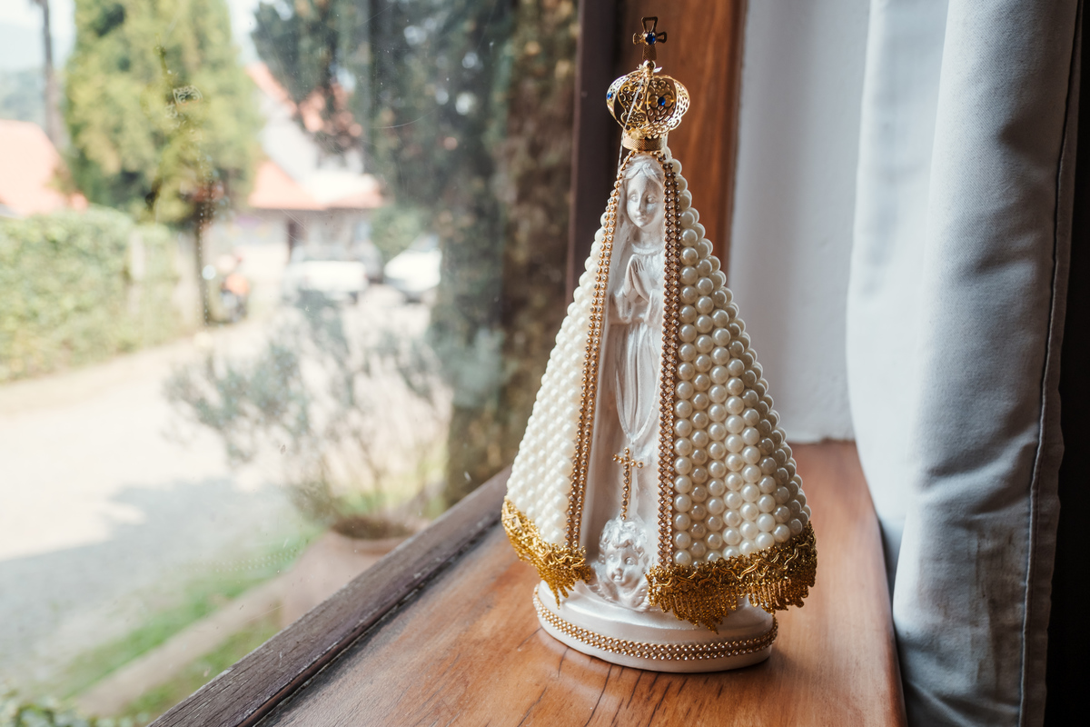 Helena e Leandro trocam votos emocionantes em um mini wedding na Pousada Rohsler, cercados pela natureza de Monte Verde-MG