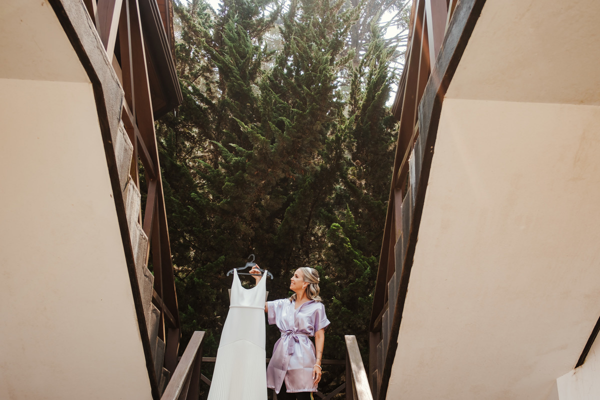 Helena e Leandro trocam votos emocionantes em um mini wedding na Pousada Rohsler, cercados pela natureza de Monte Verde-MG