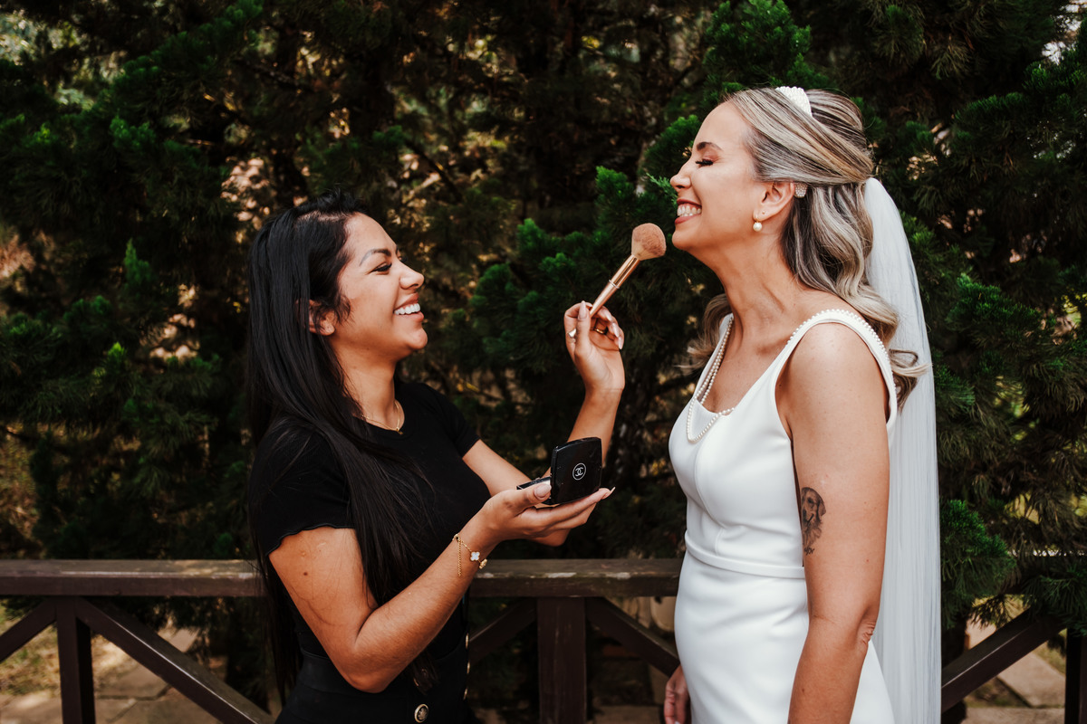 Helena e Leandro trocam votos emocionantes em um mini wedding na Pousada Rohsler, cercados pela natureza de Monte Verde-MG