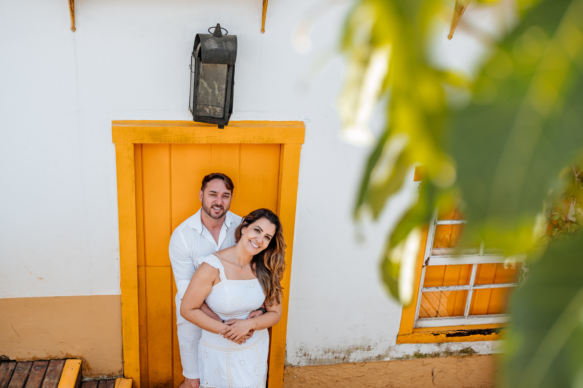 Noivos posam em frente à igreja histórica de Santana de Parnaíba, local significativo para o casal