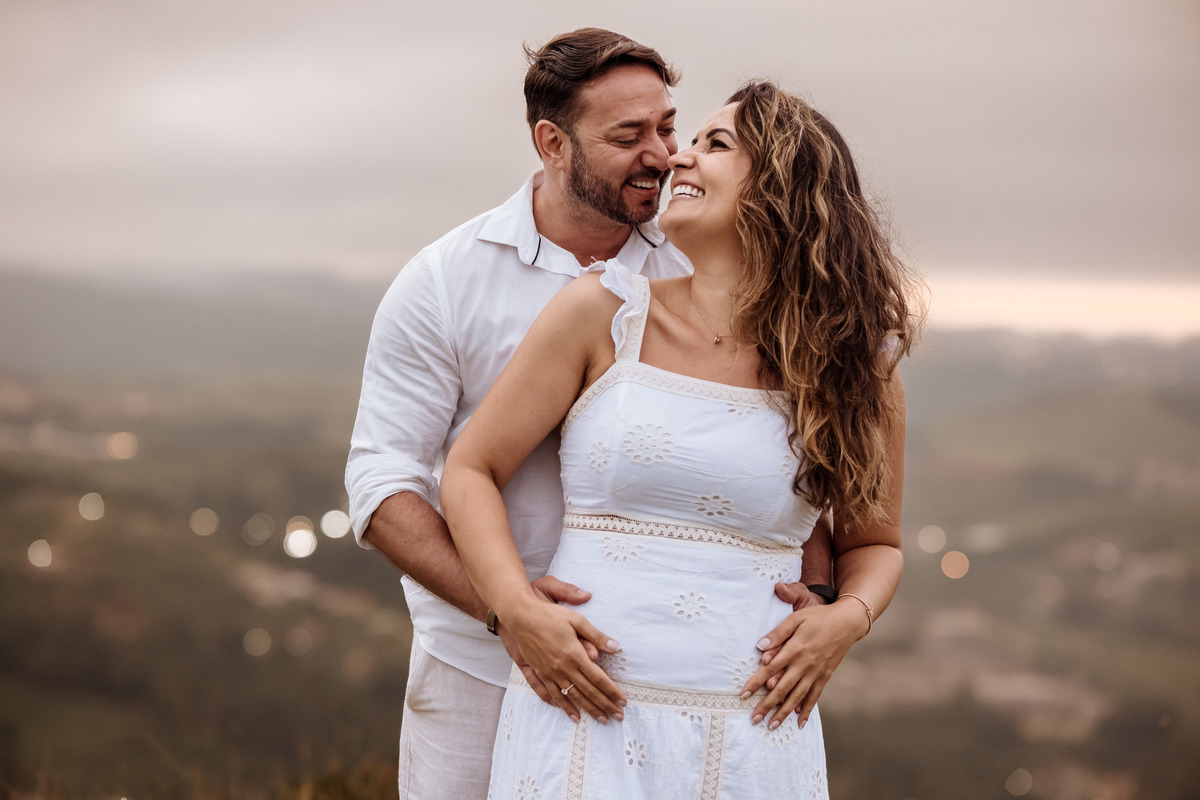 Casal em ensaio pré-wedding ao nascer do sol no Morro do Capuava, rodeado pela natureza e acompanhados por seus cachorros