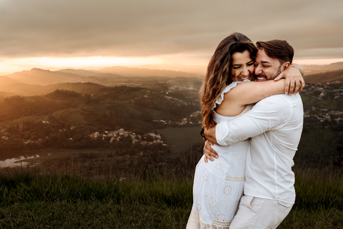 Ensaio pré-wedding romântico no campo, com casal trocando olhares apaixonados em meio à luz dourada da manhãEnsaio pré-wedding romântico no campo, com casal trocando olhares apaixonados em meio à luz dourada da manhã
