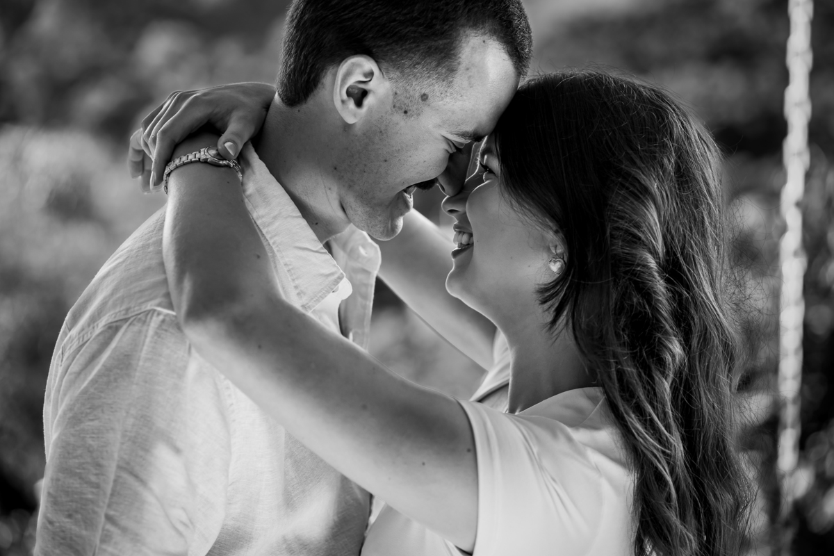 Ensaio pré-wedding no alto de Pedra Bela-SP com pôr do sol, piquenique e conexão real entre Maria Eduarda e Pablo. Uma tarde inesquecível.
