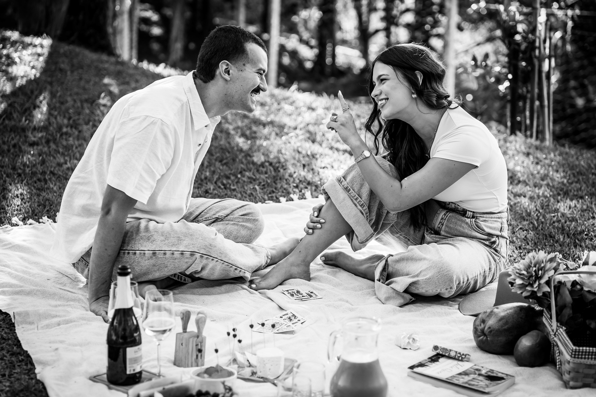 Detalhe do piquenique no campo preparado por Maria Eduarda e Pablo para o ensaio pré-wedding.
