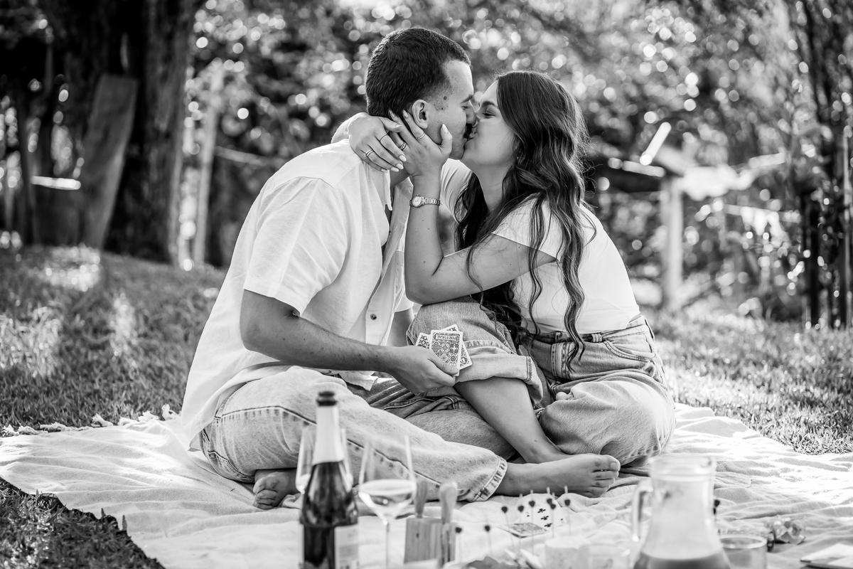 Detalhe do piquenique no campo preparado por Maria Eduarda e Pablo para o ensaio pré-wedding.