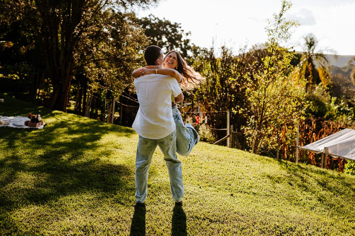 Ensaio pré-wedding no alto de Pedra Bela-SP com pôr do sol, piquenique e conexão real entre Maria Eduarda e Pablo. Uma tarde inesquecível.