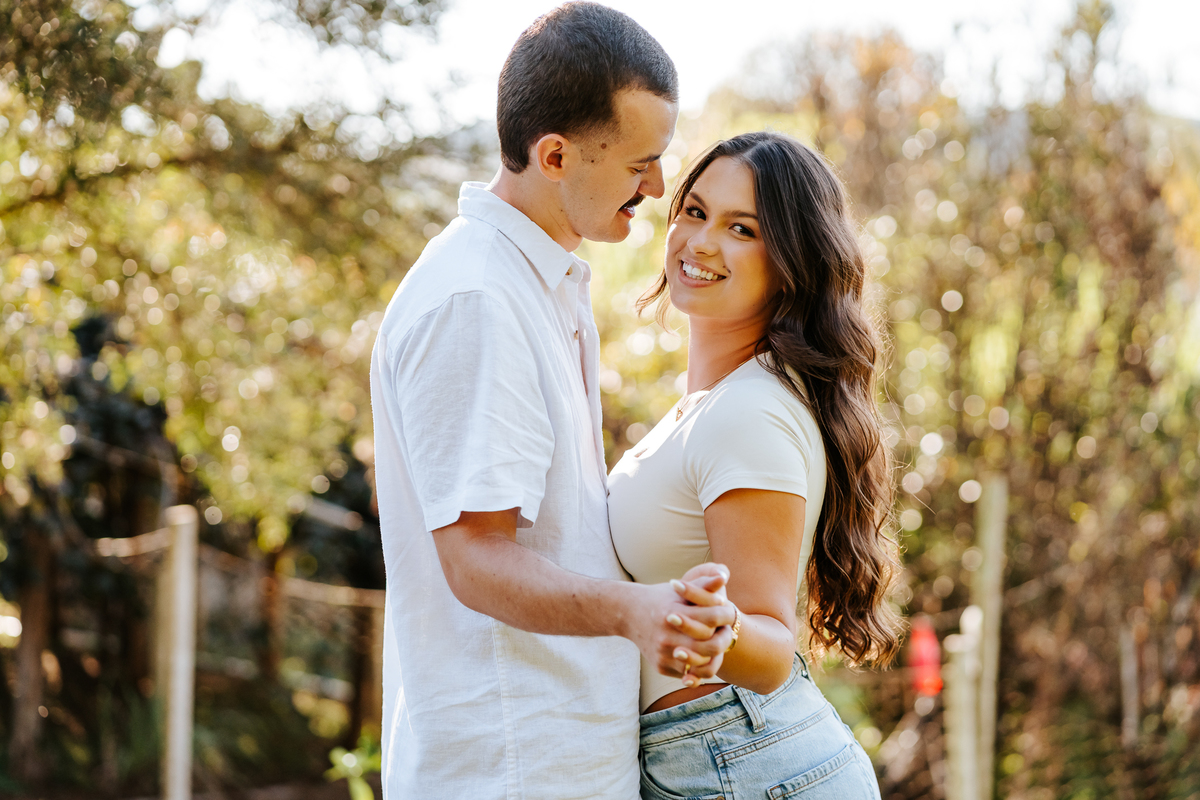 Ensaio pré-wedding no alto de Pedra Bela-SP com pôr do sol, piquenique e conexão real entre Maria Eduarda e Pablo. Uma tarde inesquecível.