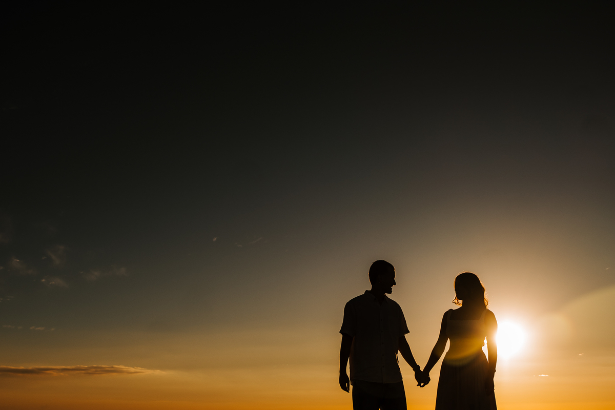 Maria Eduarda e Pablo trocando olhares ao pôr do sol no morro de Pedra Bela-SP
