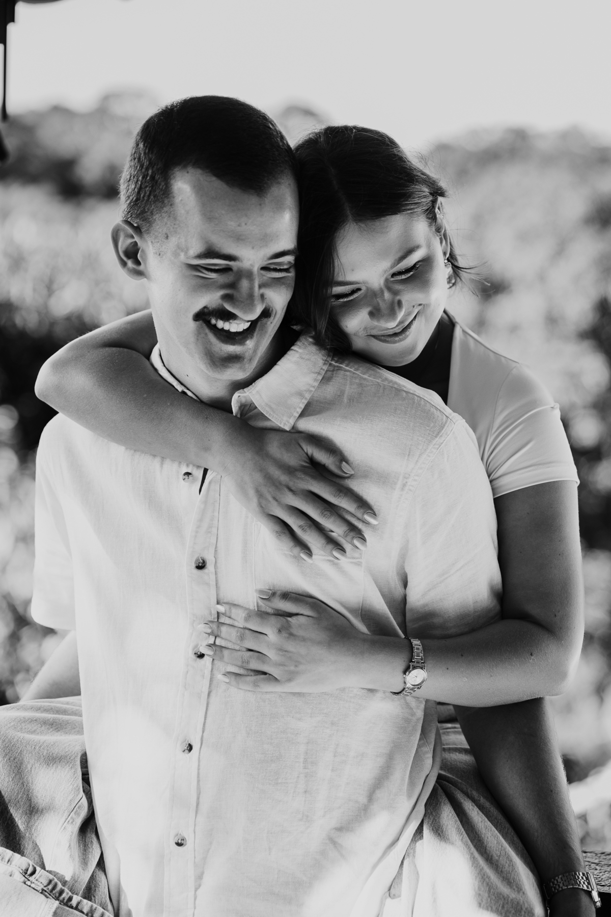 Ensaio pré-wedding no alto de Pedra Bela-SP com pôr do sol, piquenique e conexão real entre Maria Eduarda e Pablo. Uma tarde inesquecível.