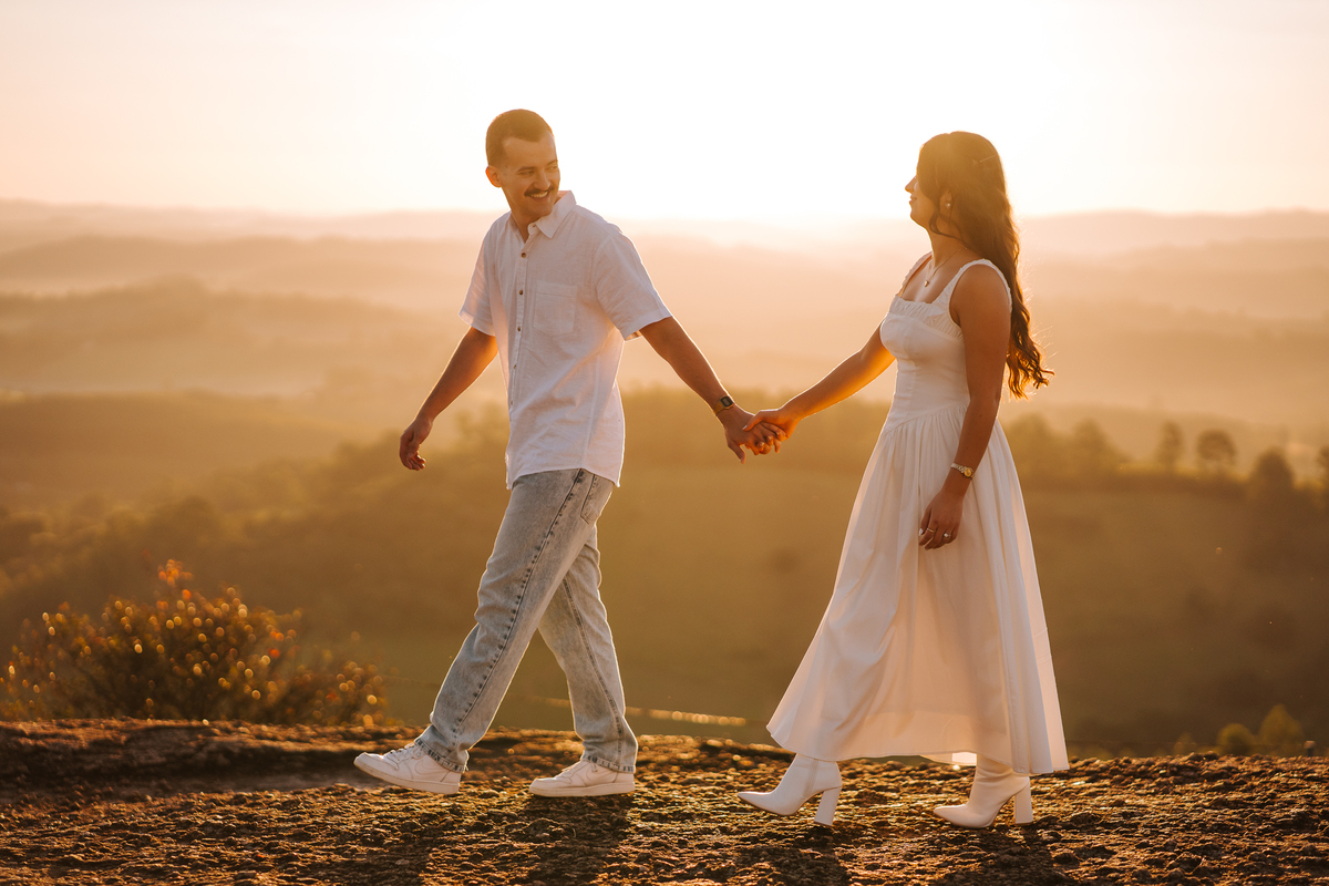 Luz dourada da golden hour realçando a conexão de Maria Eduarda e Pablo em Pedra Bela-SP
