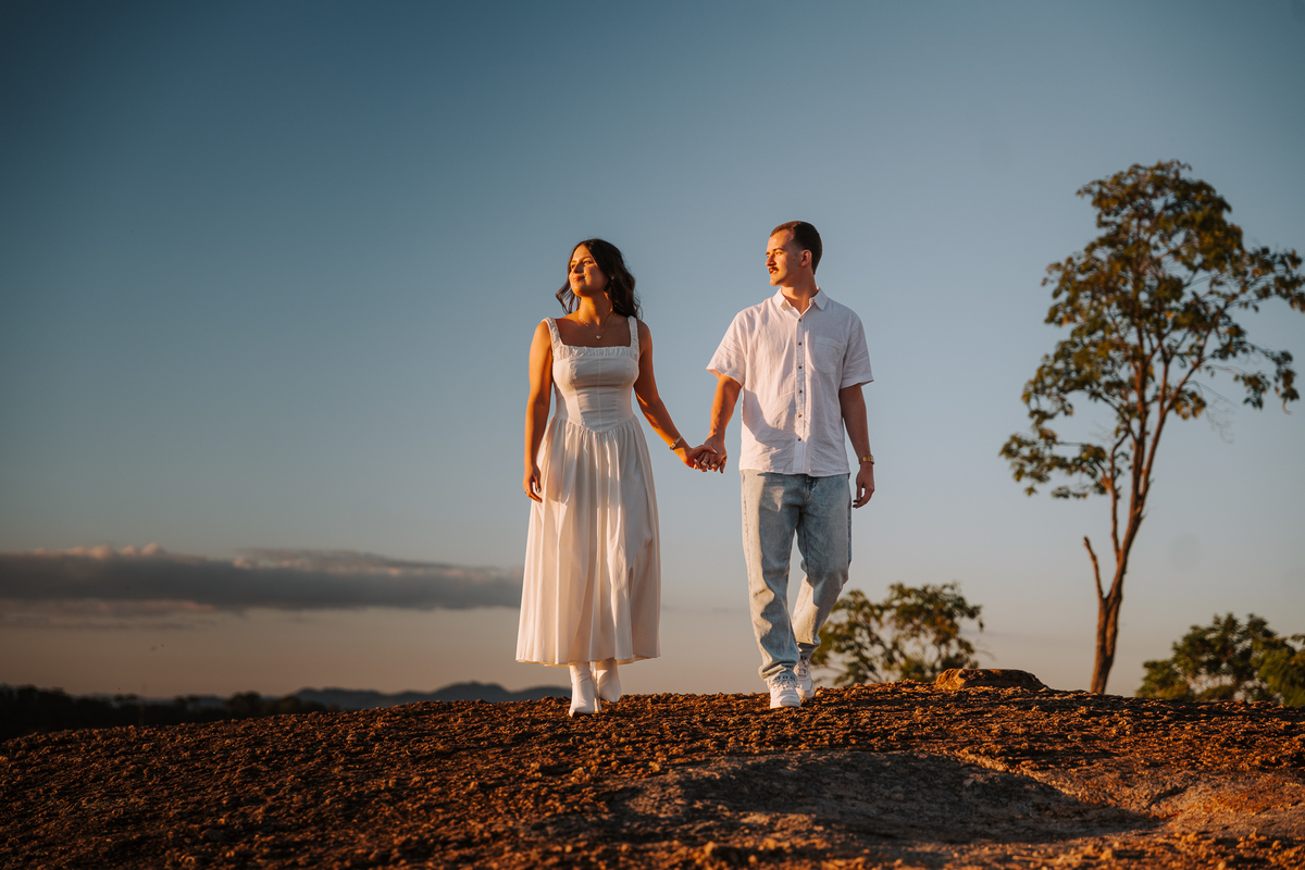 Ensaio pré-wedding com pôr do sol no alto de Pedra Bela-SP — casal trocando carinho com vista para as montanhas.