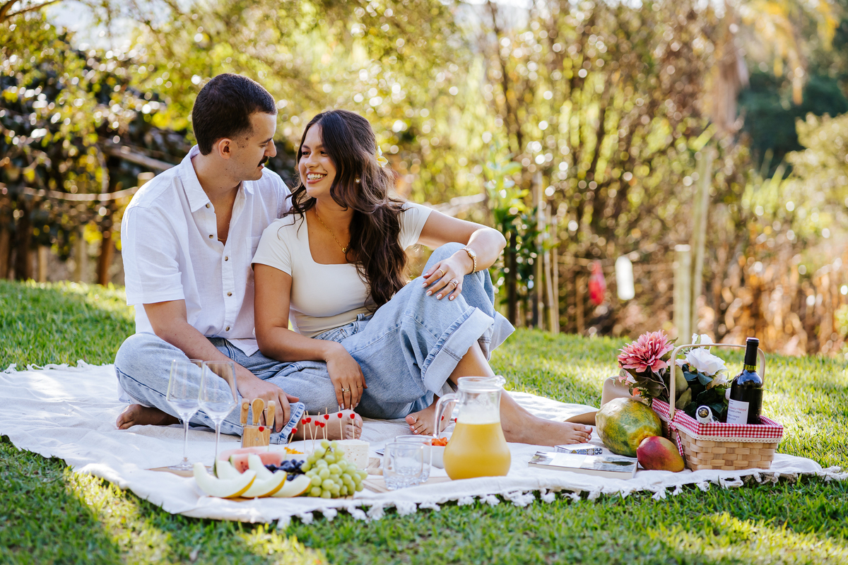 Maria Eduarda e Pablo curtindo piquenique no campo durante pré-wedding em Pedra Bela-SP

