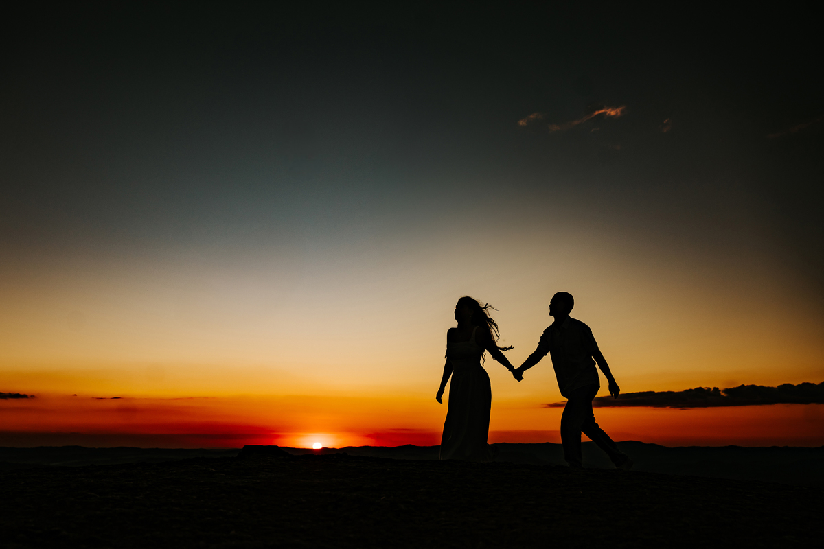 Ensaio pré-wedding no alto de Pedra Bela-SP com pôr do sol, piquenique e conexão real entre Maria Eduarda e Pablo. Uma tarde inesquecível.