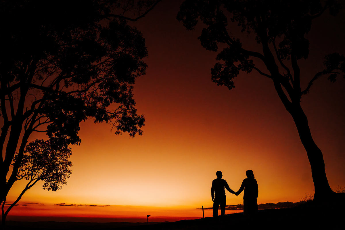 Ensaio pré-wedding no alto de Pedra Bela-SP com pôr do sol, piquenique e conexão real entre Maria Eduarda e Pablo. Uma tarde inesquecível.