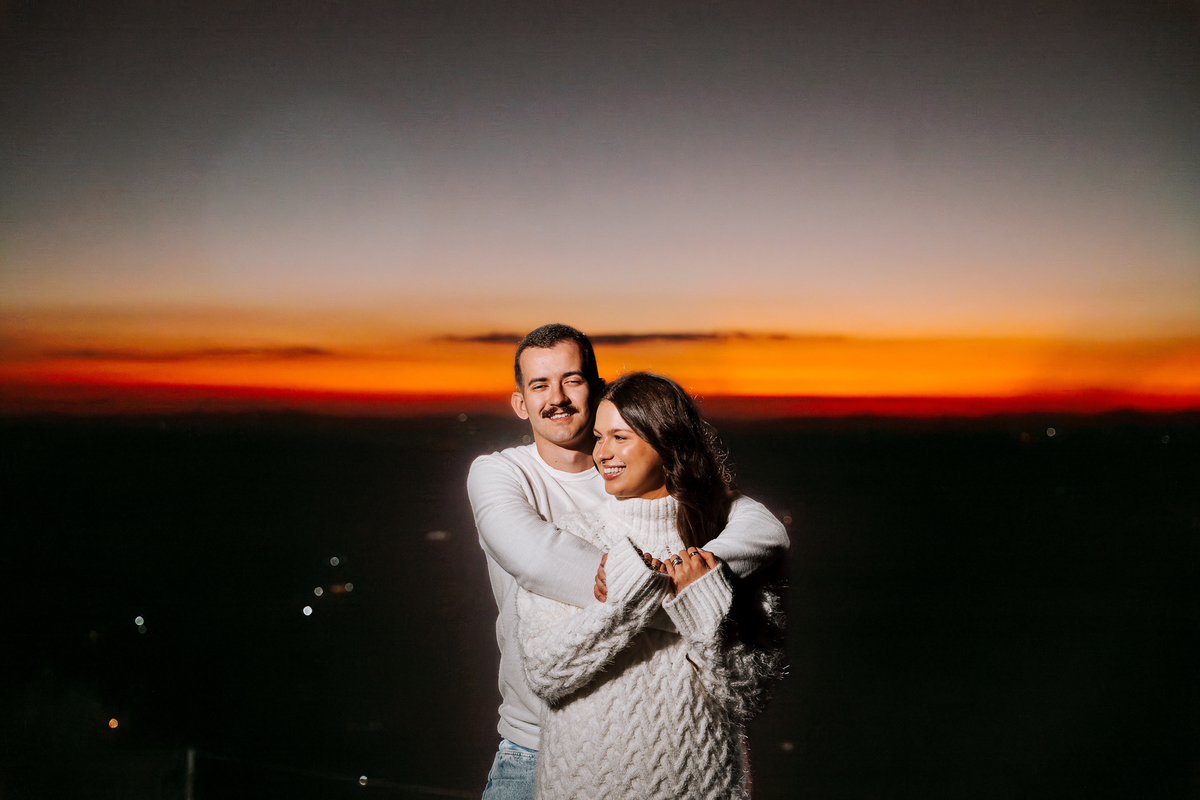 Ensaio pré-wedding no alto de Pedra Bela-SP com pôr do sol, piquenique e conexão real entre Maria Eduarda e Pablo. Uma tarde inesquecível.