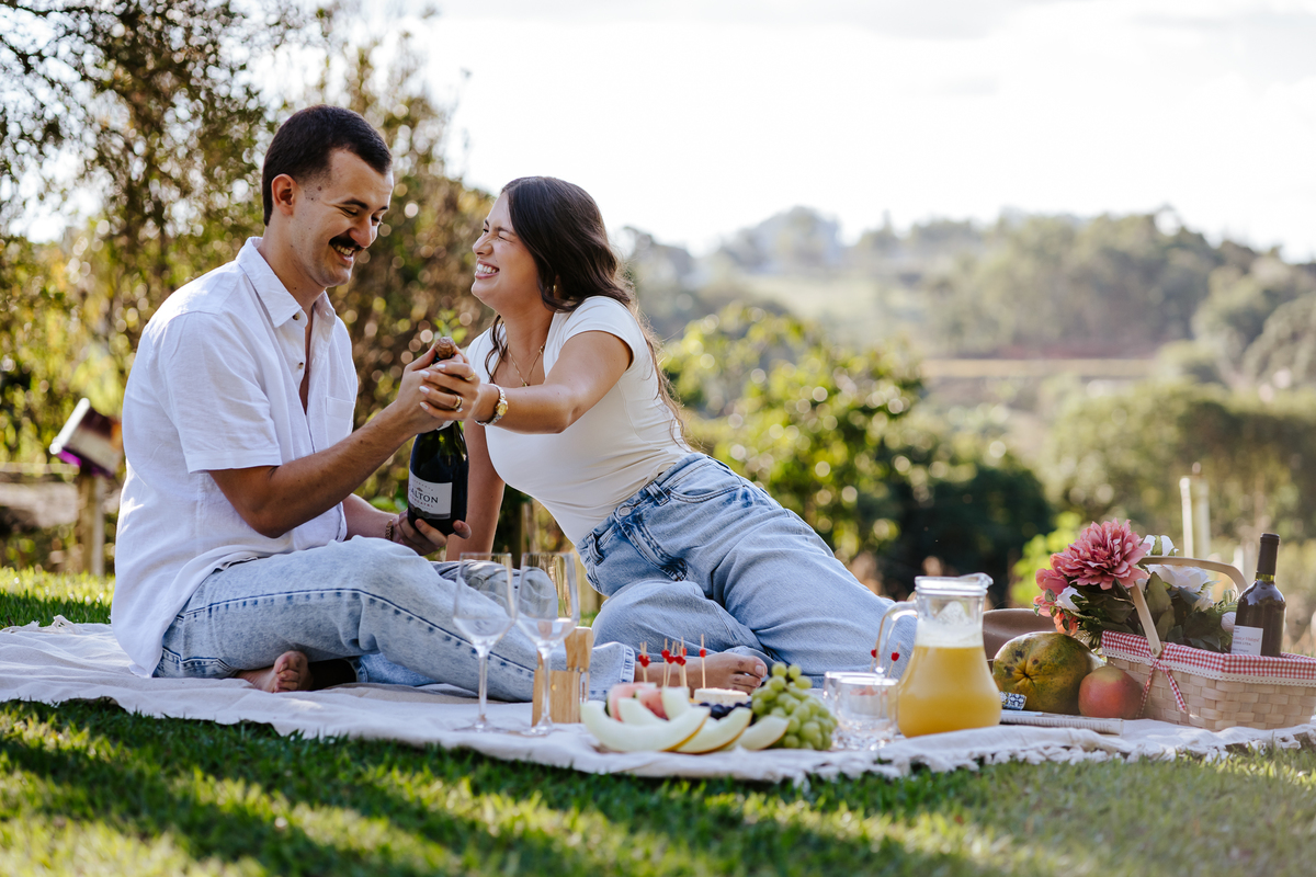 Maria Eduarda e Pablo curtindo piquenique no campo durante pré-wedding em Pedra Bela-SP
