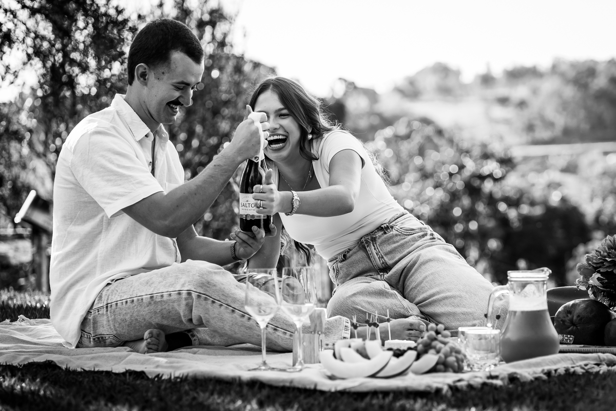 Maria Eduarda e Pablo curtindo piquenique no campo durante pré-wedding em Pedra Bela-SP
