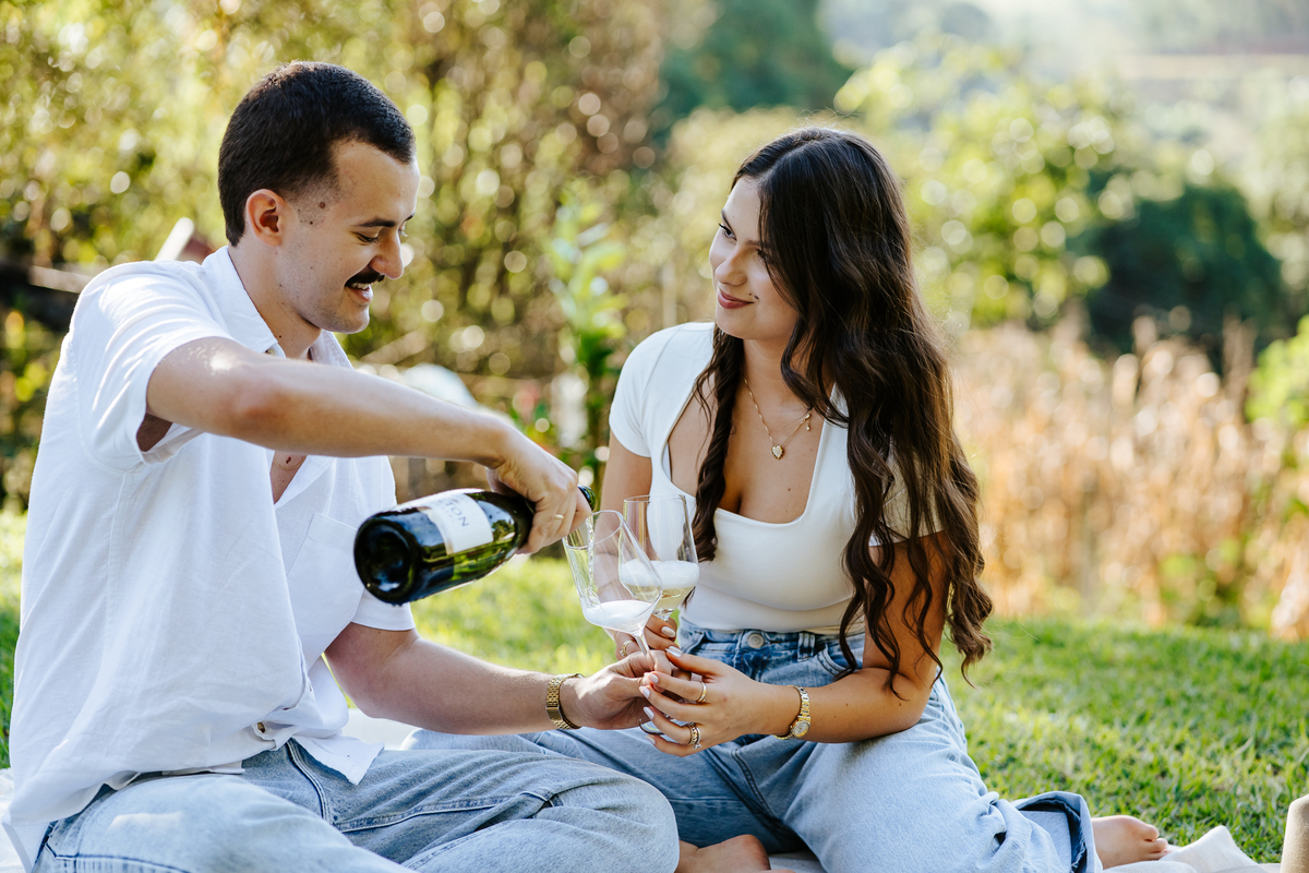 Maria Eduarda e Pablo curtindo piquenique no campo durante pré-wedding em Pedra Bela-SP
