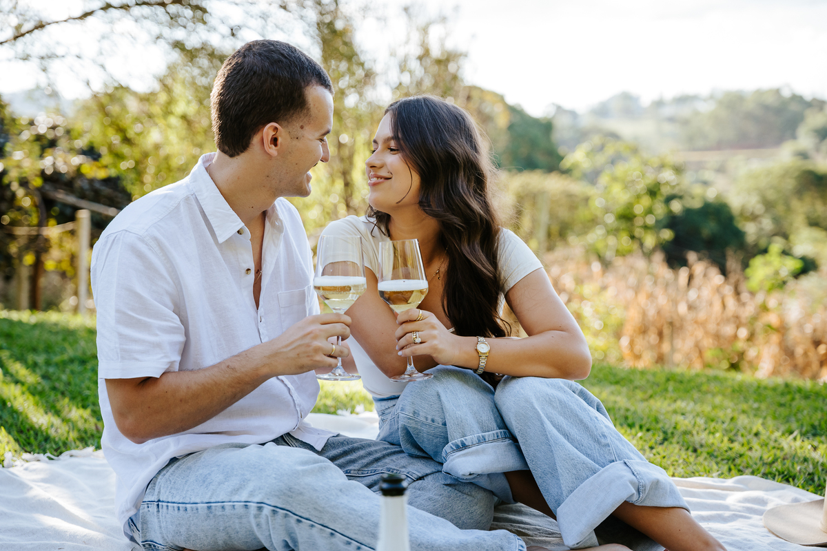 Detalhe do piquenique no campo preparado por Maria Eduarda e Pablo para o ensaio pré-wedding.