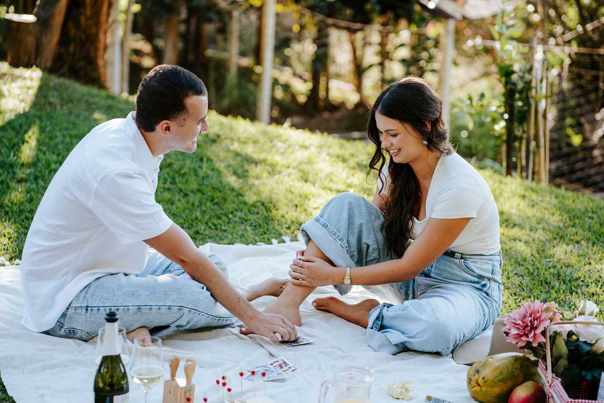 Detalhe do piquenique no campo preparado por Maria Eduarda e Pablo para o ensaio pré-wedding.