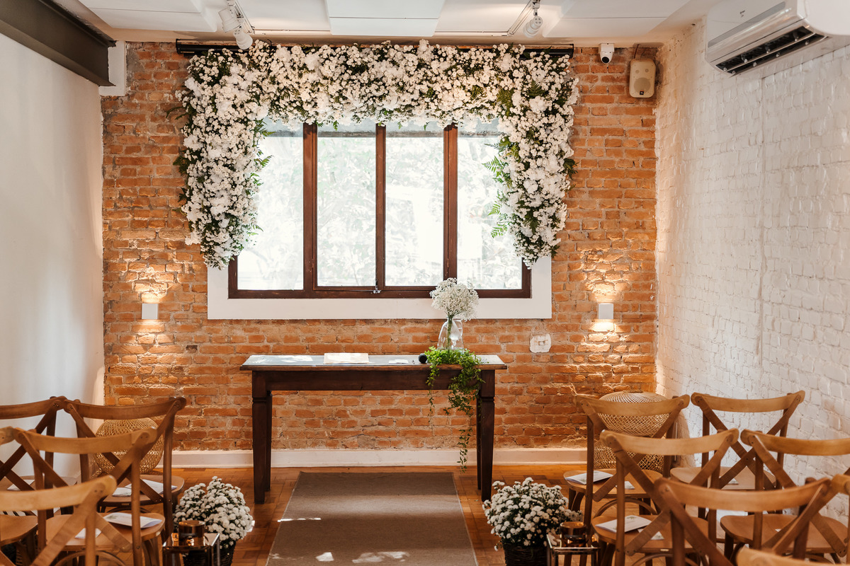 Detalhes da decoração romântica no Espaço Goiabeira para casamento intimista em São Paulo.