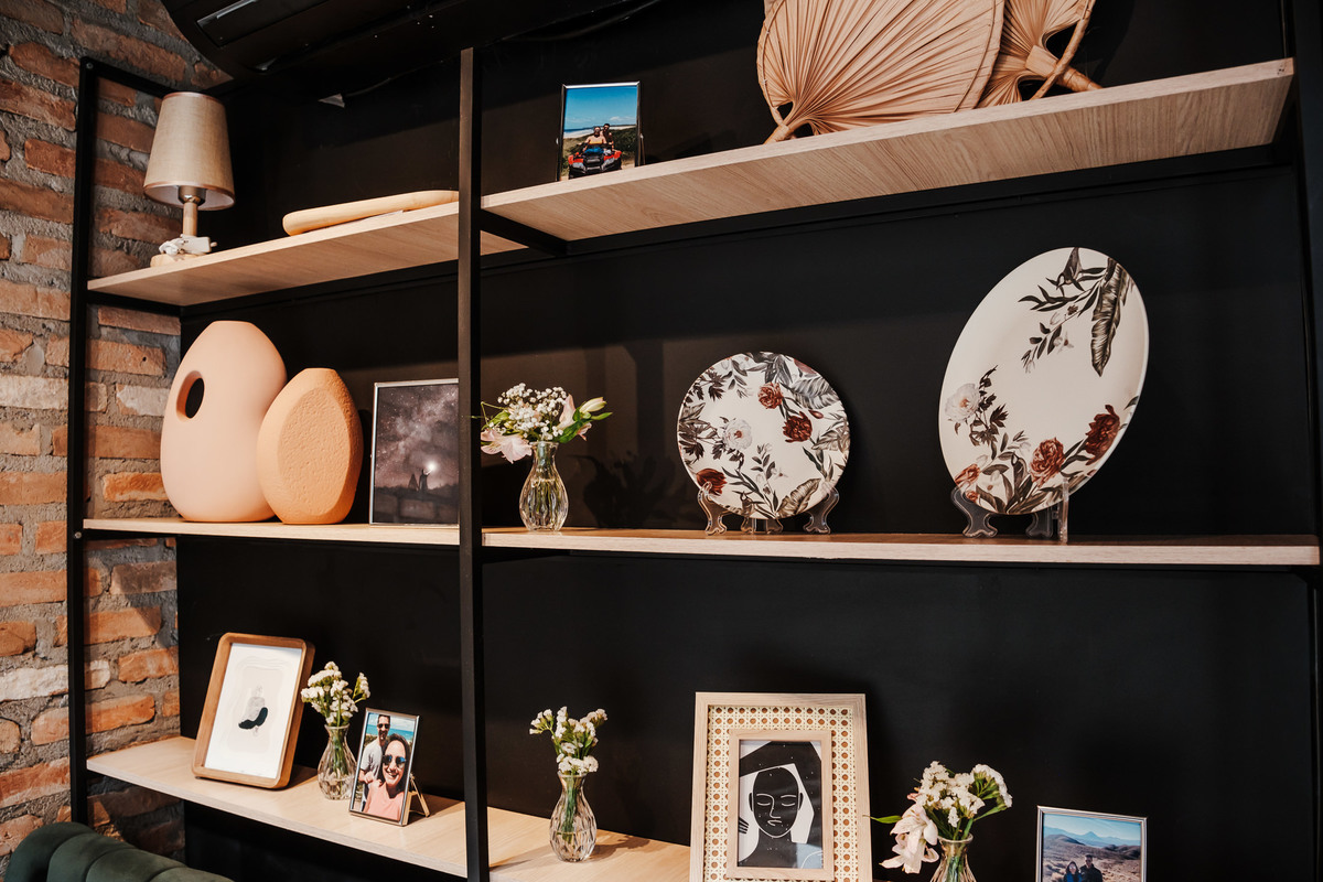 Detalhes da decoração romântica no Espaço Goiabeira para casamento intimista em São Paulo.