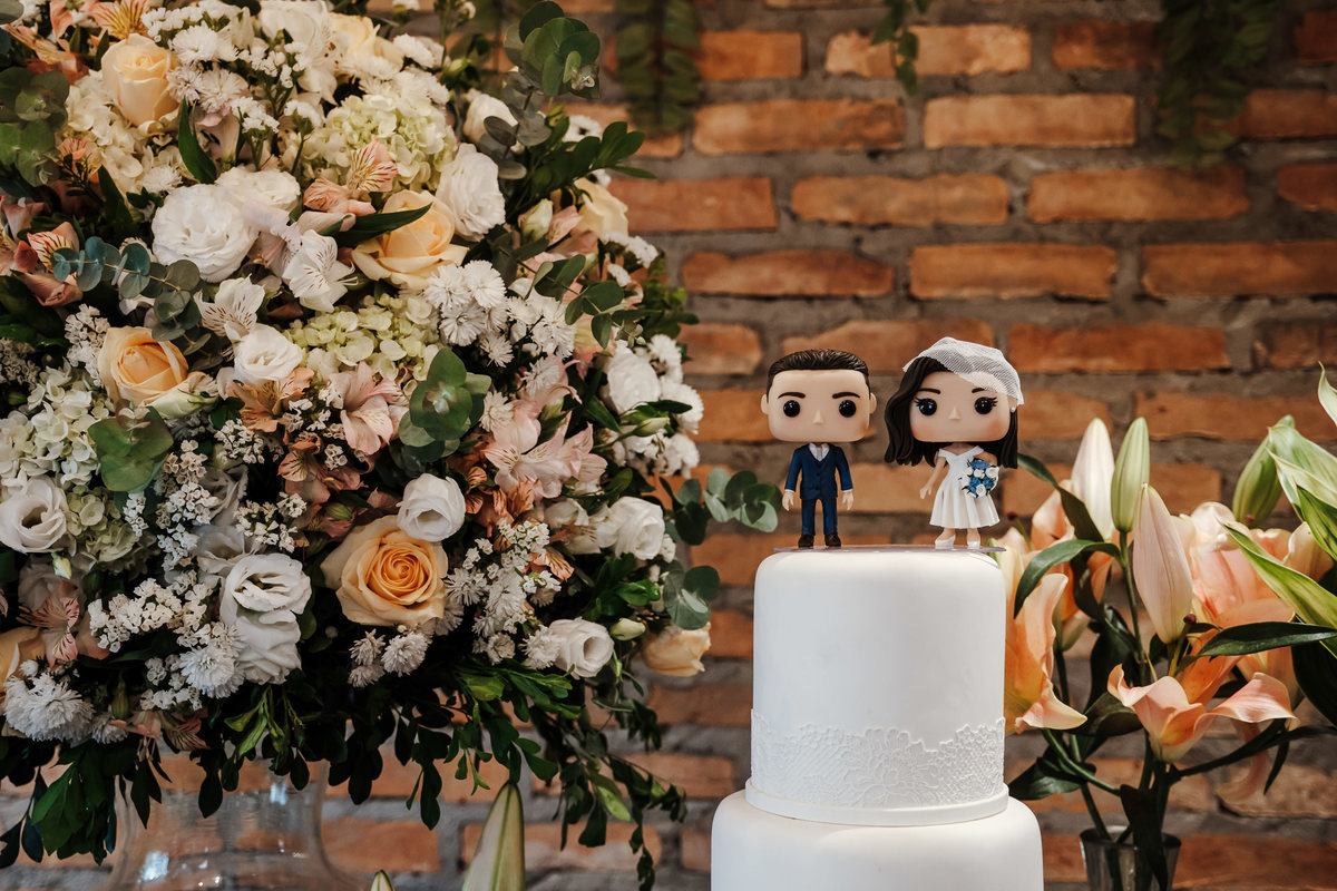Detalhes da decoração romântica no Espaço Goiabeira para casamento intimista em São Paulo.