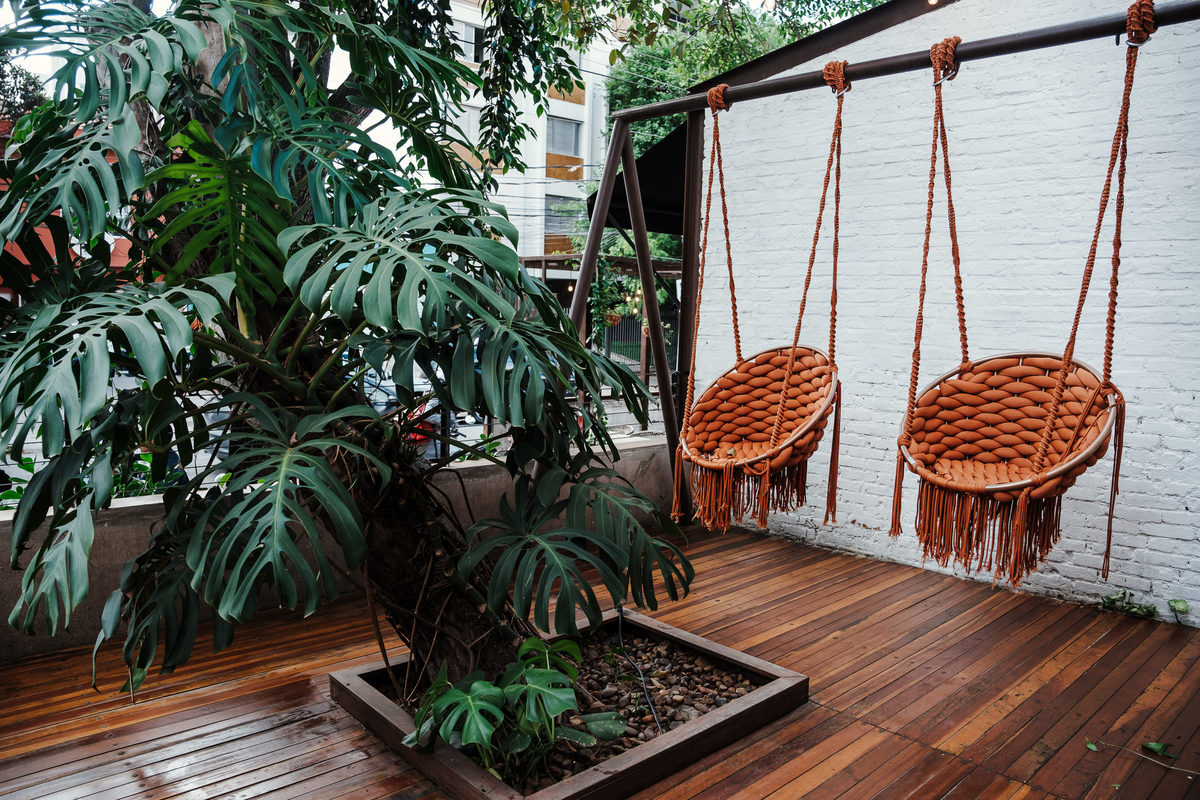 Detalhes da decoração romântica no Espaço Goiabeira para casamento intimista em São Paulo.