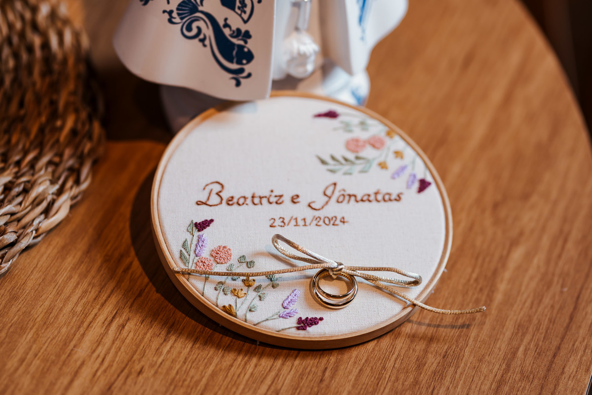 Detalhes da decoração romântica no Espaço Goiabeira para casamento intimista em São Paulo.