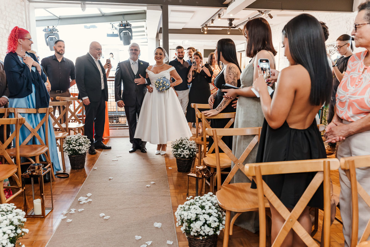 Casamento intimista no Espaço Goiabeira em São Paulo – momento da cerimônia registrado por fotógrafo profissional.
