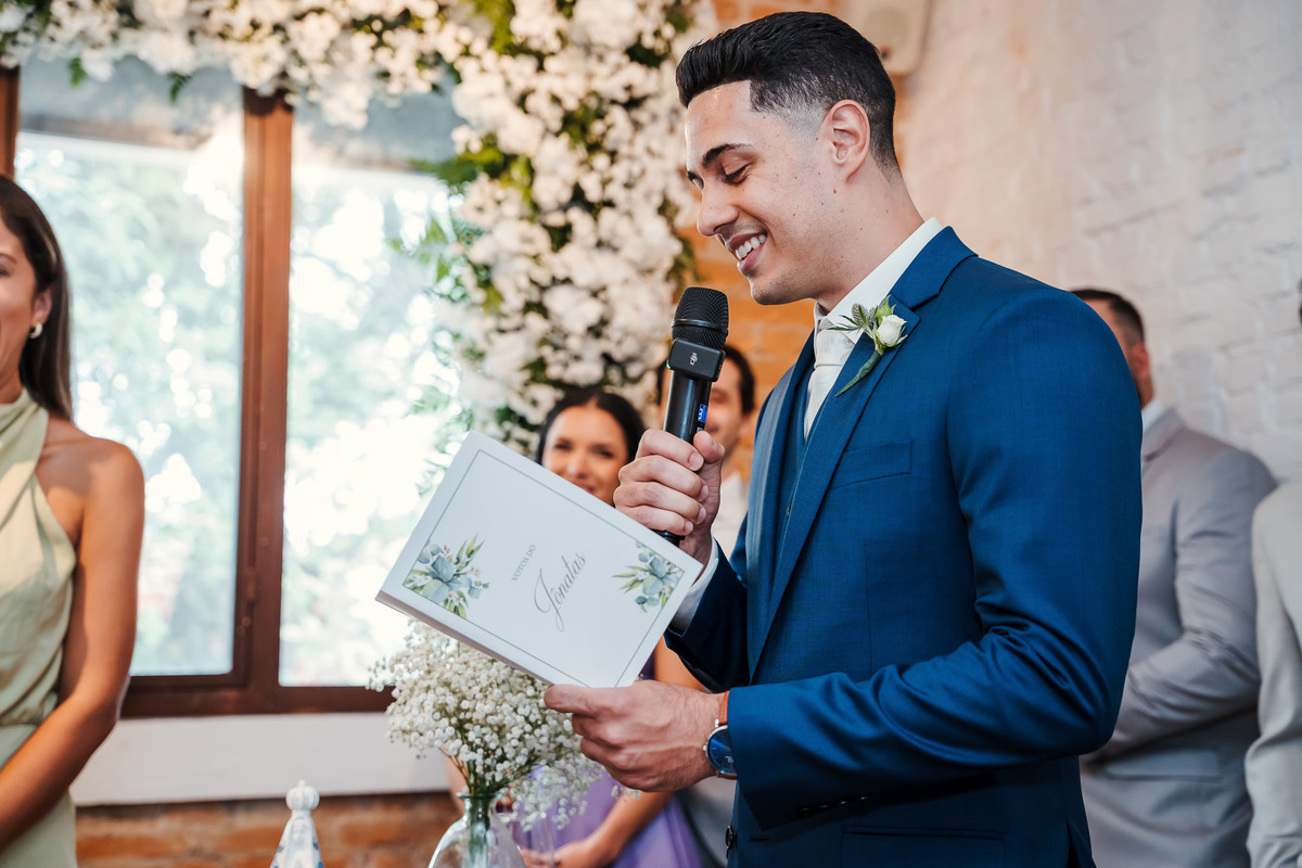 Casamento intimista no Espaço Goiabeira em São Paulo – momento da cerimônia registrado por fotógrafo profissional.
