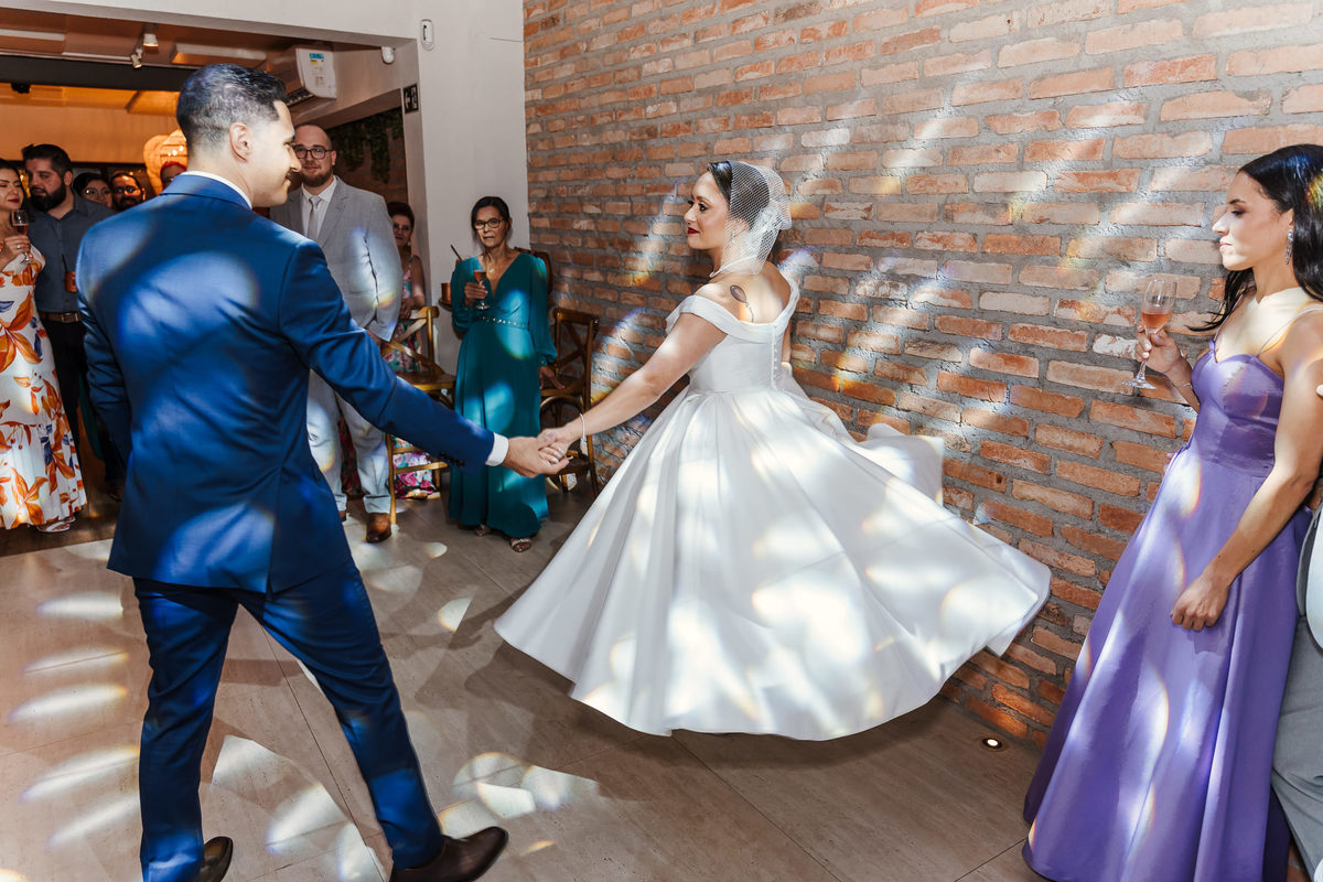Festa de casamento no Espaço Goiabeira em São Paulo – fotos espontâneas e cheias de emoção.